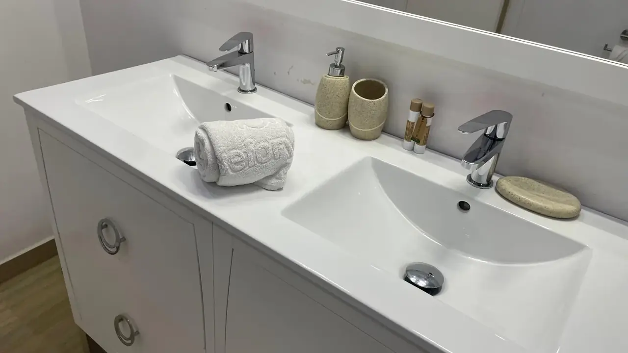 Baño limpio con amenities repuestos en un apartamento de Benalmádena Pueblo