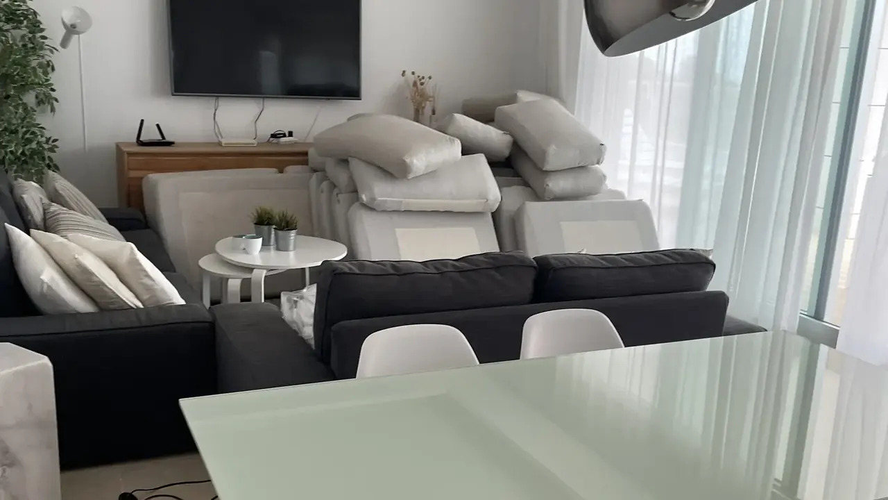Salón comedor limpio de un apartamento turístico en el centro de Málaga