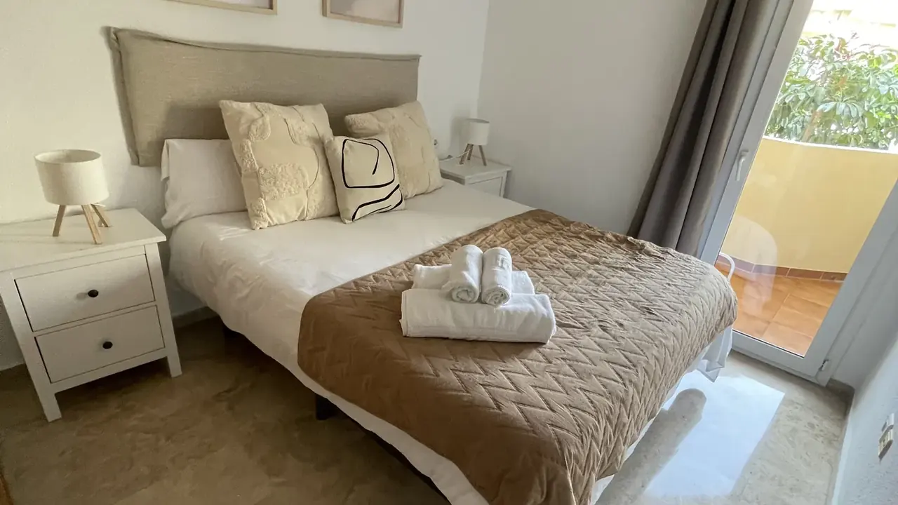 Dormitorio con la cama preparada en un apartamento de Cabopino (Marbella)