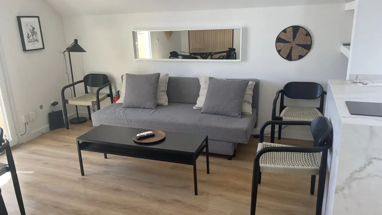 Salón recién limpiado de un piso turístico en Arroyo de la Miel (Benalmádena)
