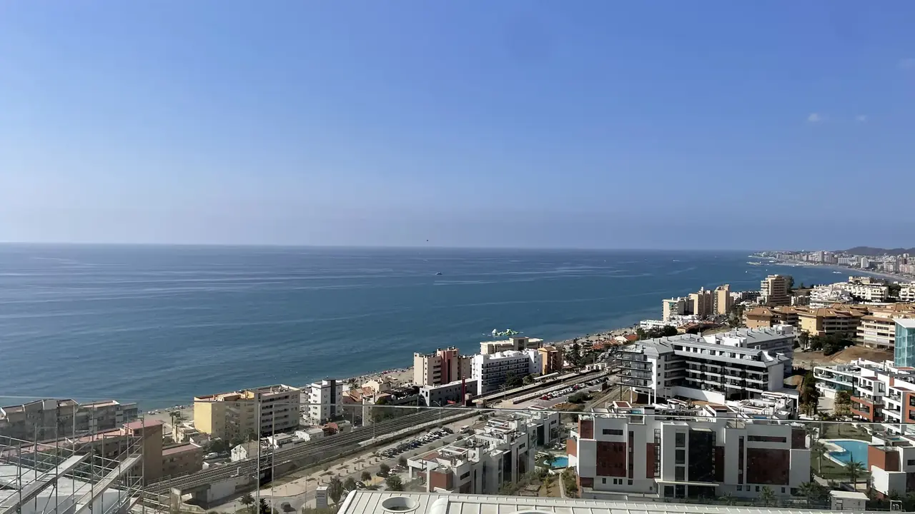 Terraza con vistas al mar de un apartamento turístico en La Sierrezuela (Fuengirola), lista para los huéspedes